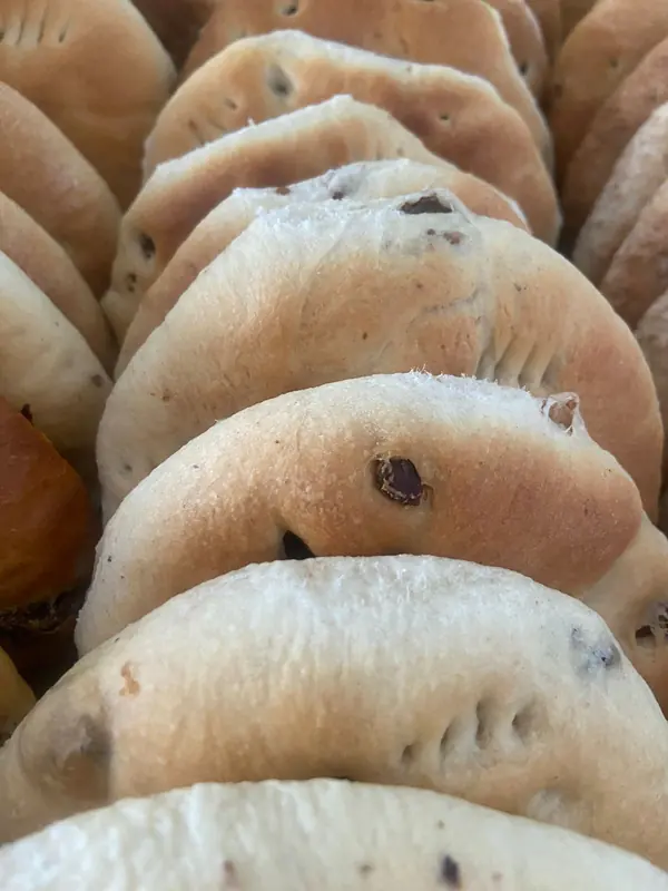 Pan amasado con trocitos de chicharrón recién salido del horno